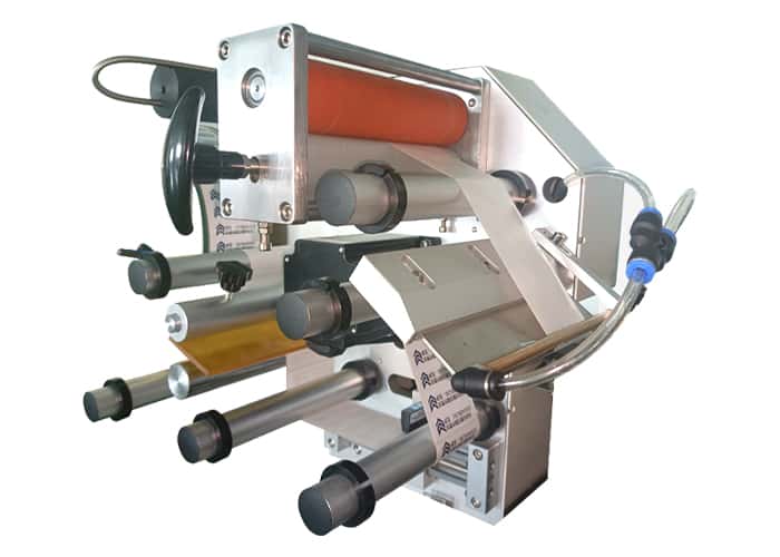 Traction mechanism of wire labeling machine