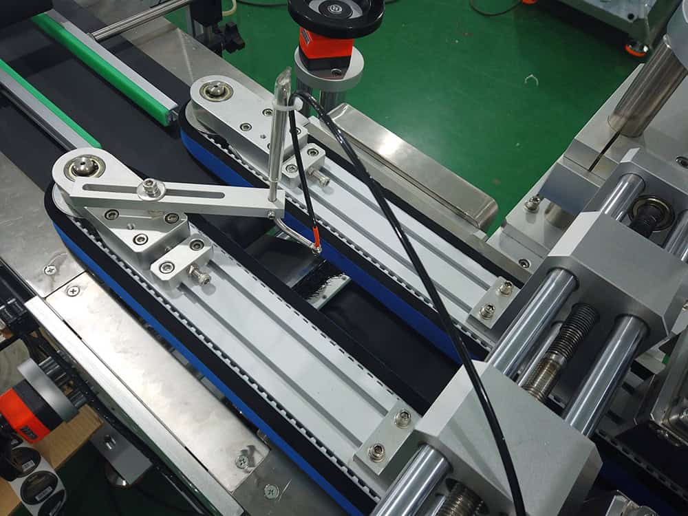 Bottom labeling mechanism for labeling machines