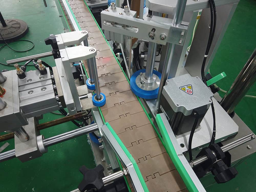 Side labeling mechanism for labeling machines
